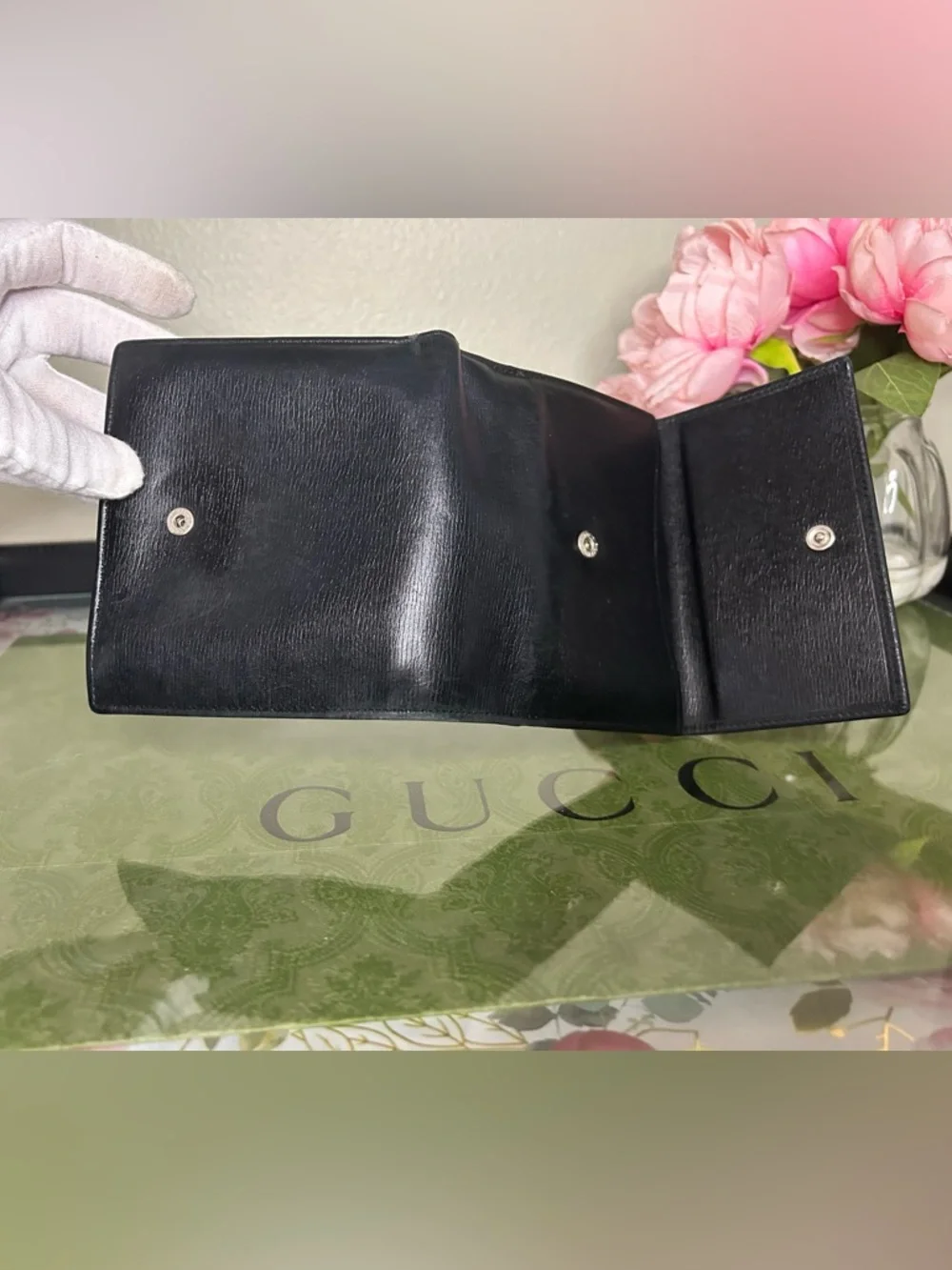 Gucci Black Leather Compact Wallet with Interlocking GG Clasp - Picture 6 of 13